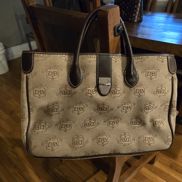 Dooney & Bourke Beige and Black Monogram Handbag. Version K6275437 - Picture 6 of 11